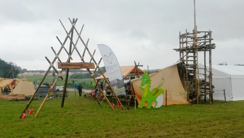 Indgangsportal med mange små rafter på tværs