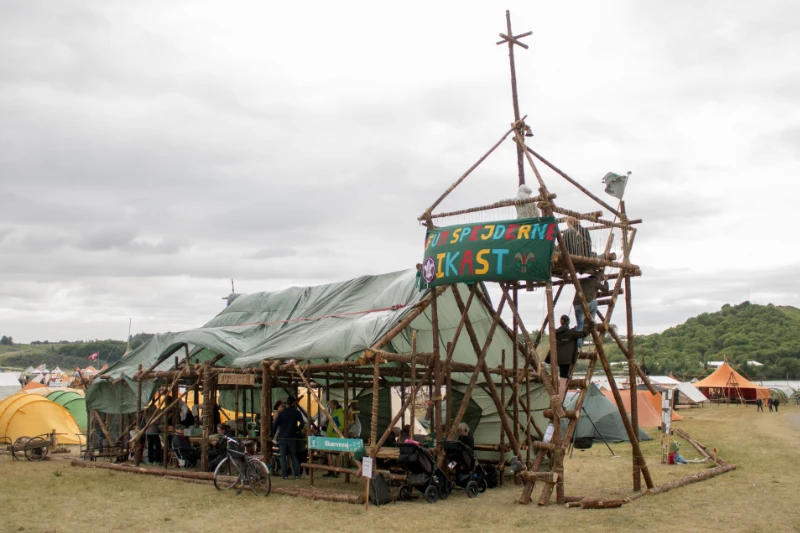 Indgangsportal formet som en kirke