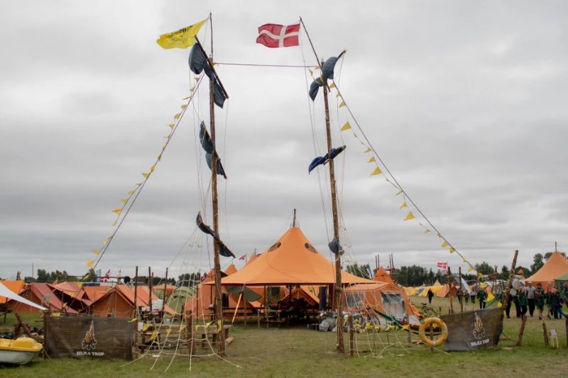 To høje master med sejl og rigning