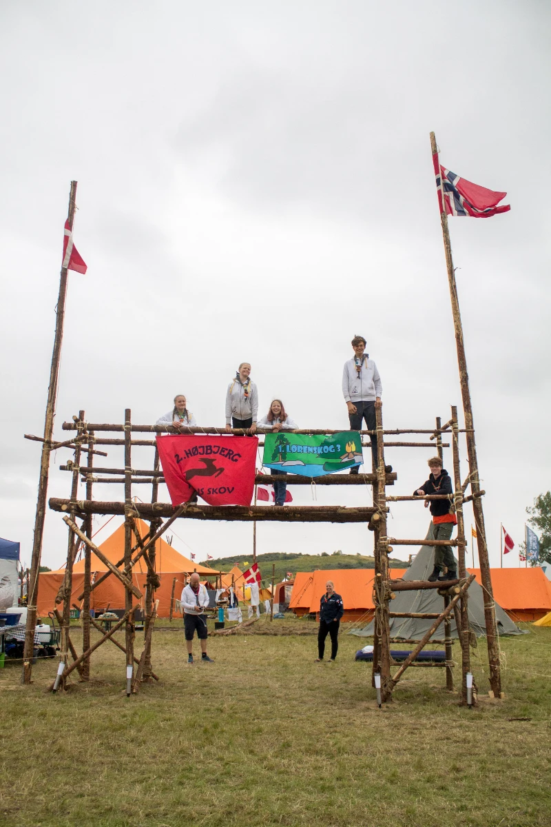 Indgangsportal med skråstivere