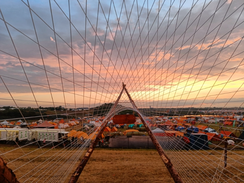 Indgangsportal med geometrisk mønster i høstbindegarn